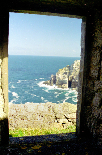 north-west seascape thru' ruin of Battery Cottages
